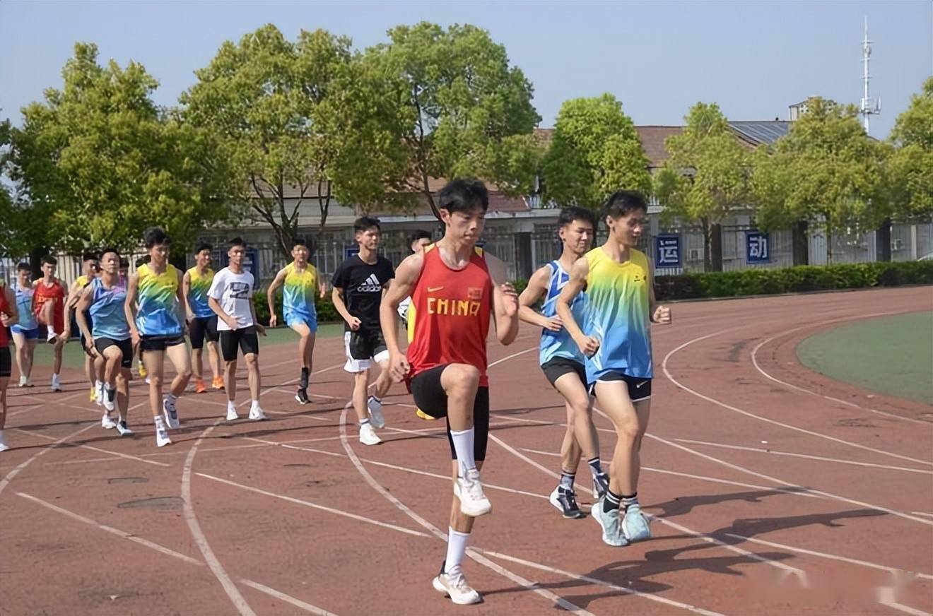 照片集锦描述与说明参与早训锻炼身体单位学校体训队时间2023